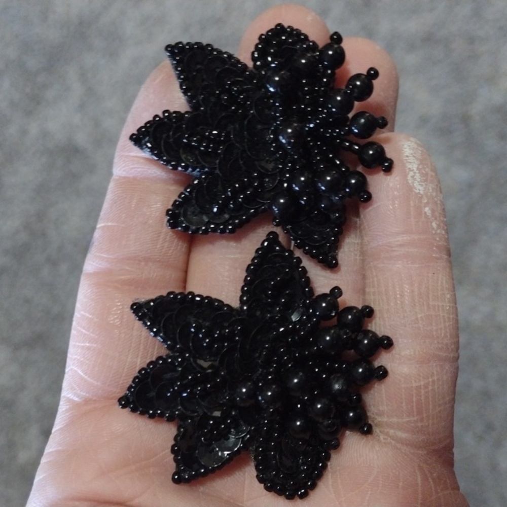 VINTAGE HAND SEWN BLACK SEAD BEADED FAN SHAPED PUSH-BACK DROP 1.5" EARRINGS